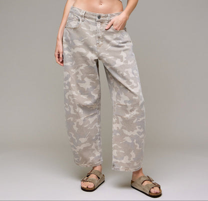 Hidden Cropped Barrel Jean